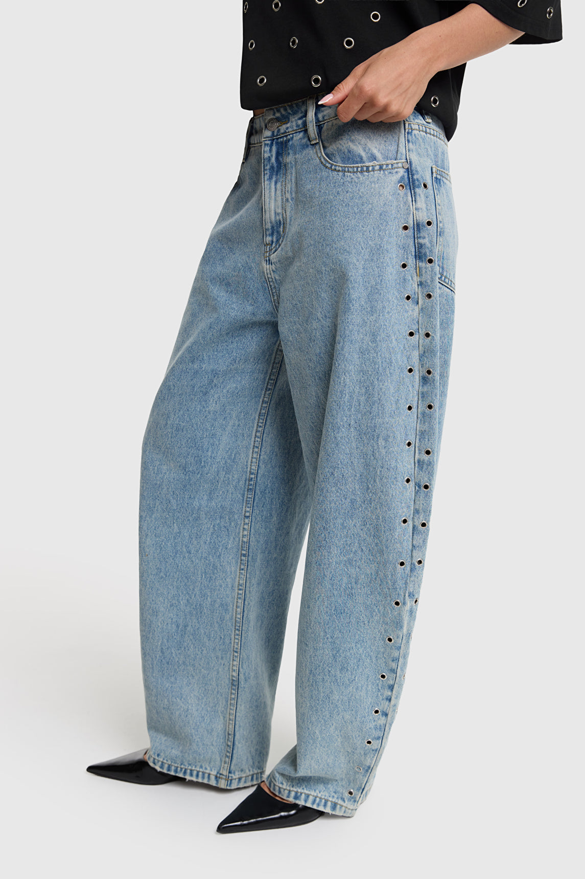 Ladies Woven Studded Barrel Denim Pants van ALIX The Label, kleur Light Blue Denim