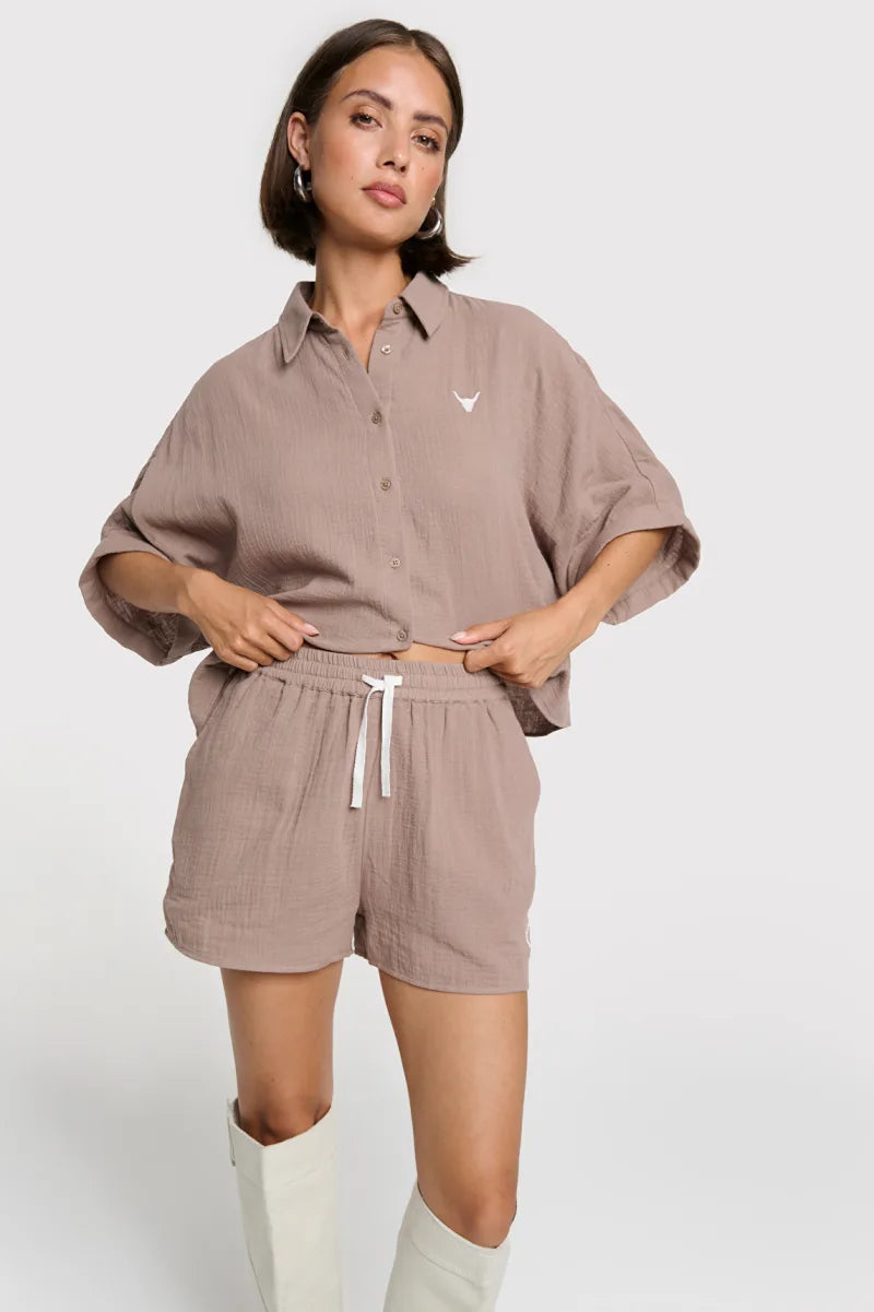 Crinkle Shorts van ALIX The Label, kleur Taupe