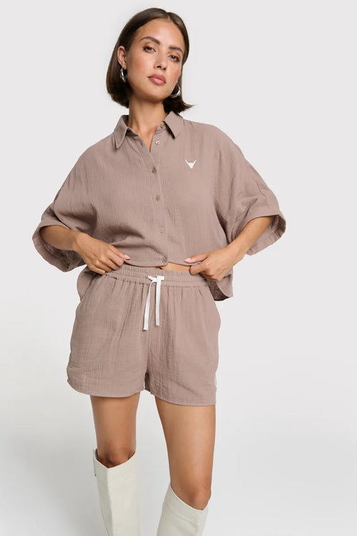Crinkle Shorts van ALIX The Label, kleur Taupe