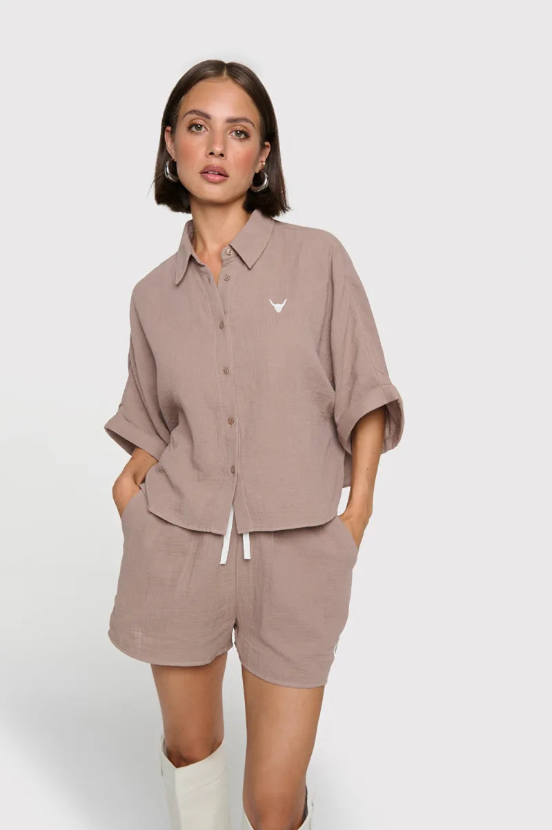 Crinkle Shorts van ALIX The Label, kleur Taupe