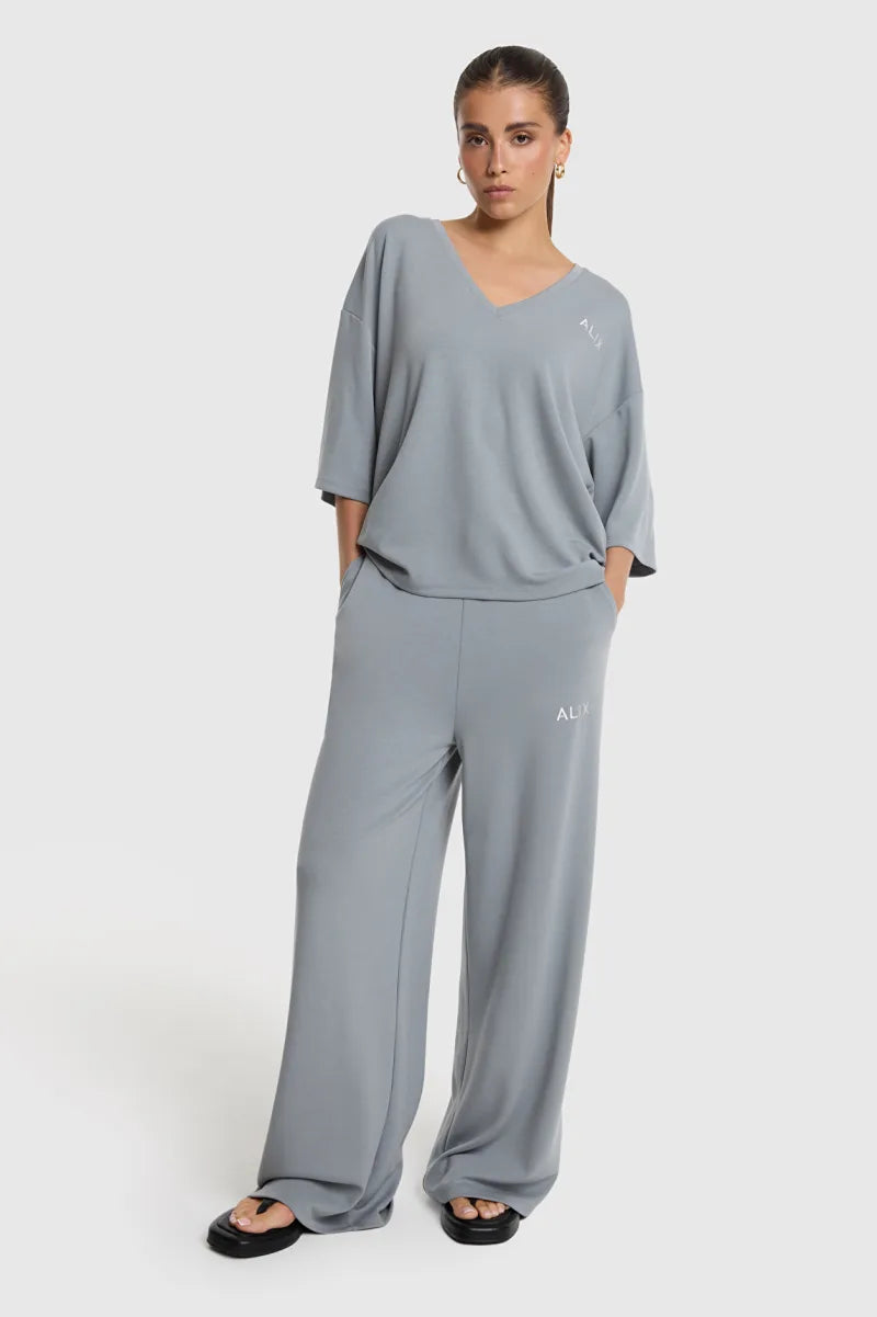 Ladies Knitted Scuba V-Neck Top van ALIX The Label, kleur Light Grey