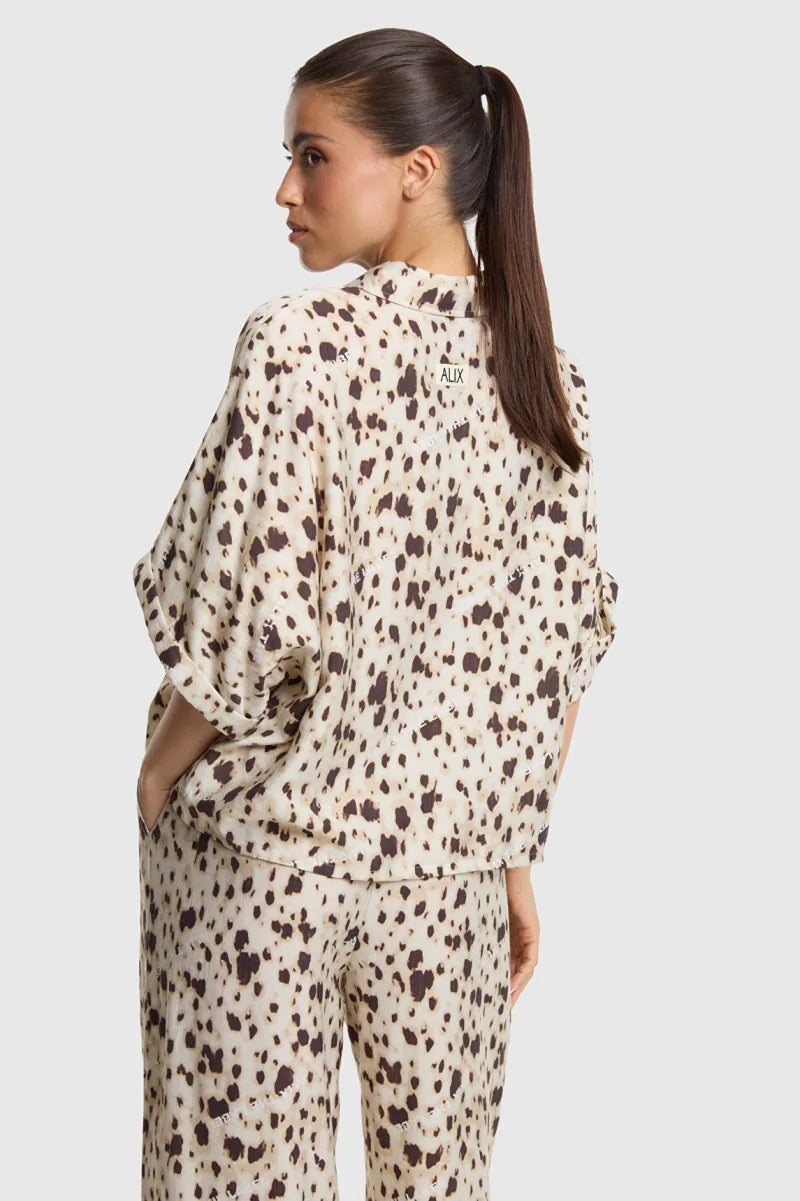 Ladies Woven Animal Oversized Blouse van ALIX The Label, kleur Animal