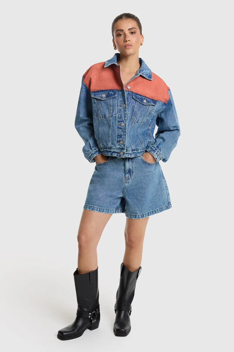 Ladies Woven Bermuda Denim Shorts van ALIX The Label, kleur Denim Blue