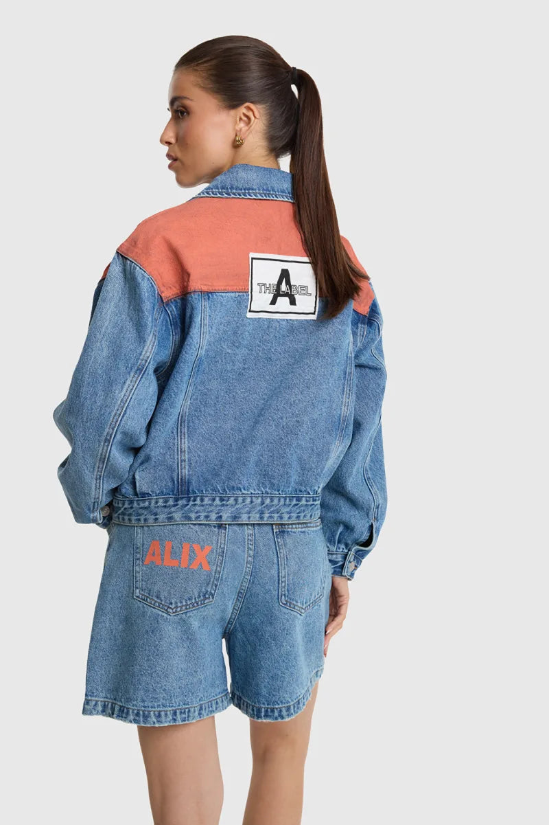 Ladies Woven Bermuda Denim Shorts van ALIX The Label, kleur Denim Blue
