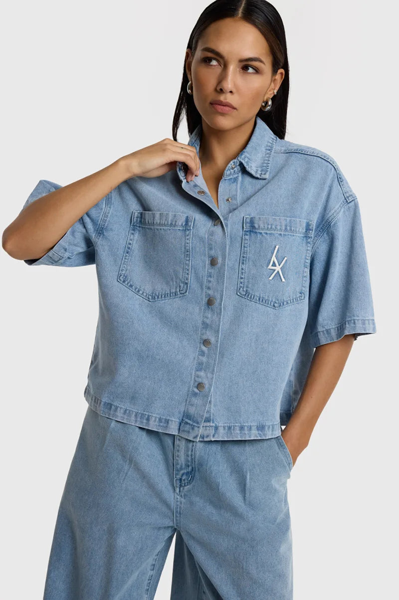 Shortsleeve Blouse van ALIX The Label, kleur Light Blue Denim
