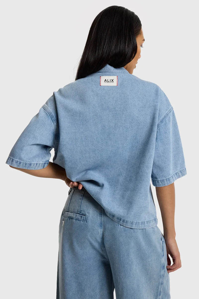 Shortsleeve Blouse van ALIX The Label, kleur Light Blue Denim
