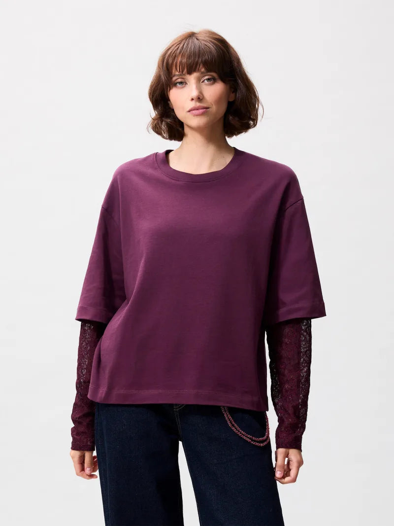 Loose Fit Tshirt With Lace Sleeves van Catwalk Junkie, kleur Winetasting