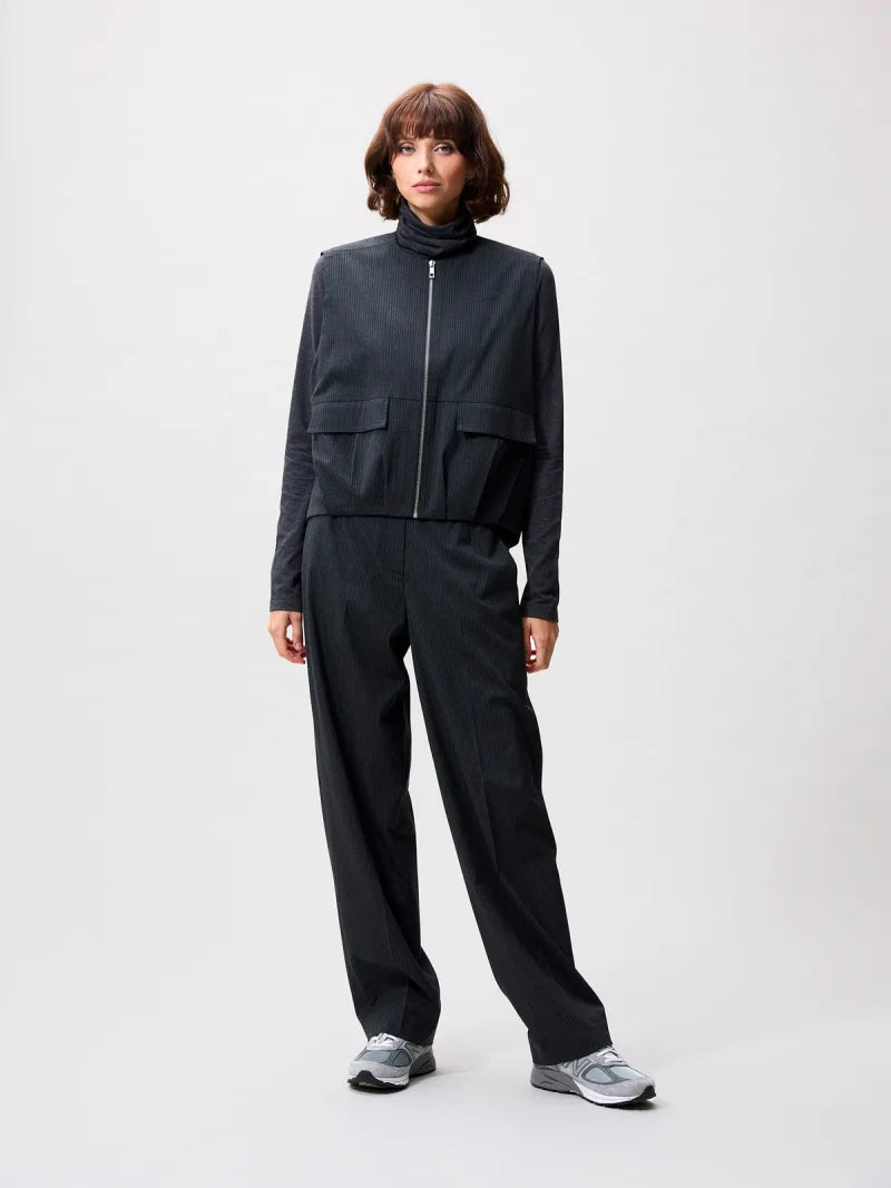 Pinstripe Bodywarmer van Catwalk Junkie, kleur Dark Grey Melange