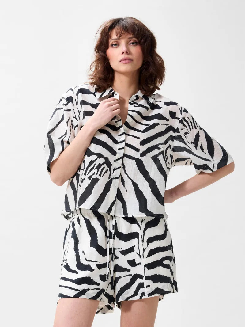 Short Sleeve Zebra Blouse van Catwalk Junkie, kleur Sandshell
