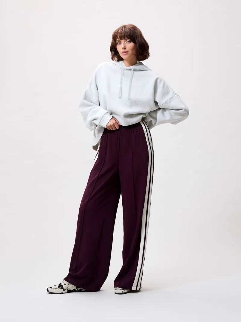 Side Button Tracksuit Trousers van Catwalk Junkie, kleur Winetasting