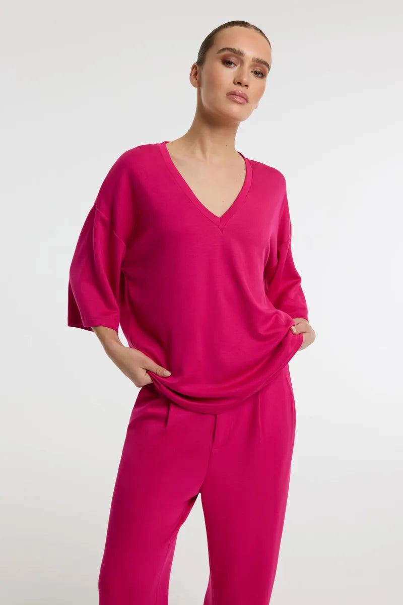 Dolla V Neck T-Shirt van Refined Department, kleur Raspberry